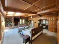 Lake front home in Solon, close to University of Iowa, Iowa City & Cedar Rapids. - 4-Star