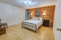 Spacious Hideaway w/ hot tub and creek- 1 mile from beautiful Watauga Lake