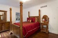 3 acre Lake, Farm Animals Petting Zoo, Horses and Horseback Riding, Room to roam