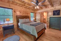 Whispering Trees Lodge , sleeps 10, 4 miles from Old Man's Cave - Hytter
