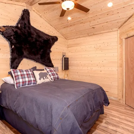 Kade's Cabin || 2 bed 1 bath urban cabin