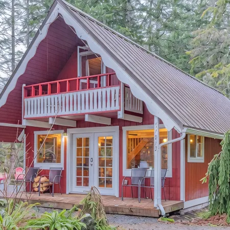 Cabin Vibes & Family Friendly w-Private Hot Tub Steps to Rainier