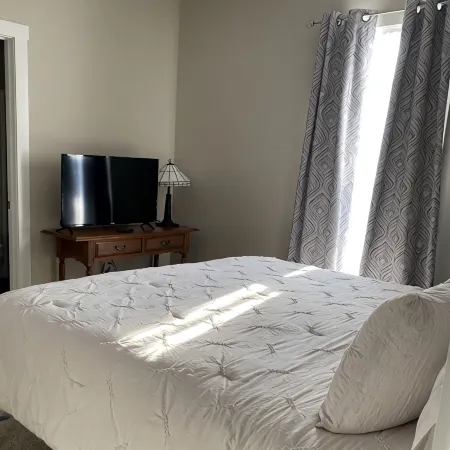 Toliver Guest House, Premier location on Main Street! Newly remodeled-spacious.