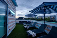 Ultra Heated Rooftop Pool! Arcade, Elevator, EV Charger, Sleeps 11, Full Home - สระว่ายน้ำส่วนตัว