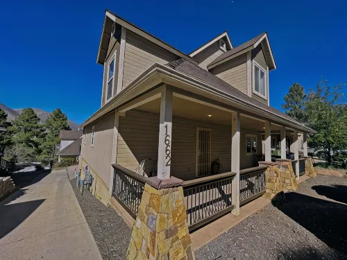 Hillside Home: Amazing Views w/ Big Deck 5 Min. From Downtown + Trailheads! - ブティック