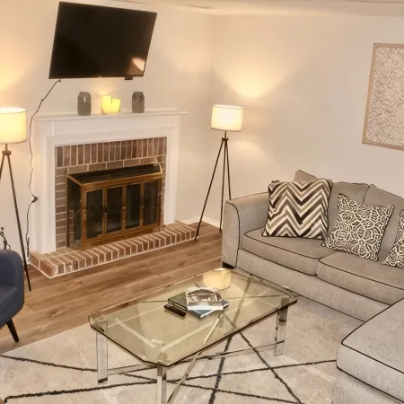 Cheerful 2 bedroom townhouse with indoor Fireplace