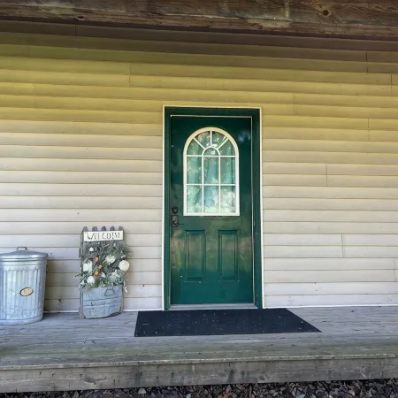 Charming 1-bedroom apartment in Greene for up to 4 guests, family & dog friendly Hotele w: Chenango County