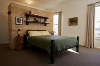 The Creek Country Retreat Wood Fired Hot Tub, and New Large Swimming Pool - Bungalow