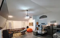 Mountainside Cabin in Medicine Park-Stunning Views-Borders Ft. Sill-Sleeps 16. - 3-Sterne