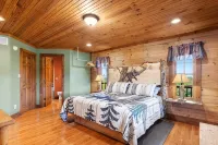 Pet + Family Friendly, 4 mins to Golf, on the Bourbon Trail, & close to the Ark! - 小木屋