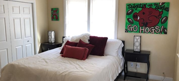 4 bedroom, 3 bath house is right in the heart of the U of A campus โรงแรมในเฟย์เอตต์วิลล์
