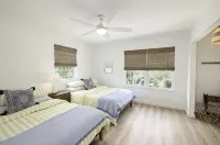 Pet friendly beach house w/private backyard & outdoor shower- steps from beach - 3 stjerner