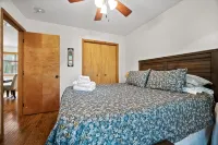 Cozy Chalet Style Home, Walk to Lake Harmony - 샬레 호텔