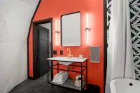 Hill Country Glamping Dome w/Hot Tub, Gym, Sauna & Cold Plunge - 小木屋
