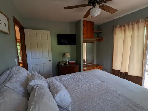 Cozy cabin with wrap around porch and only minutes to town! - Hot Tub