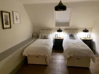 Morgan Cottage at 'This Is Not Here' With Hot Tub - Jacuzzi