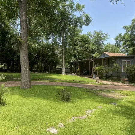 Old Country Charm 2 1/2 blocks from Main St Shopping/Private Get-a-Way w/Hot Tub
