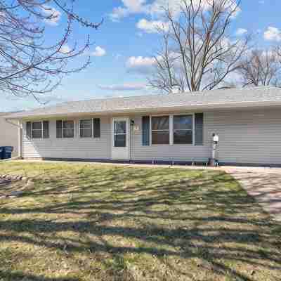 Lovely Updated 2bd house just minutes away from anything the Qc has to offer! Hotel Exterior