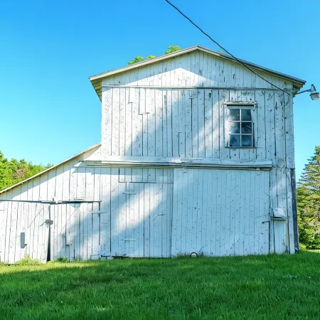 Breathtaking farmhouse with 4 bedrooms, Fishing, Kayaking, 6 acre pond!