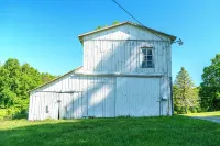 Breathtaking farmhouse with 4 bedrooms, Fishing, Kayaking, 6 acre pond! - 4-stjärniga