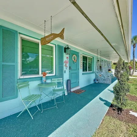 Newly renovated  Cozy Beach Cottage A1/2 of a duplex, 3min walk to beach