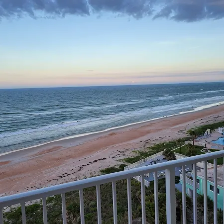 Bobby's oceanfront 2 king suites and bunk beds condo