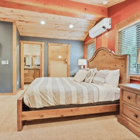Serene and cozy updated log cabin in the woods