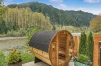 Riverfront A-Frame w/ Hot Tub • Near Stevens Pass • Pet-Friendly Retreat - Chalets