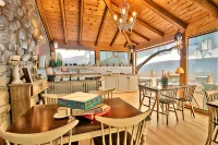 AlmondHouse Suites with Fireplace - Adults Only - breakfast
