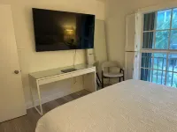 Key Biscayne 2 bedrooms sleeps 4 walk 2 beach shops - Swimmingpools