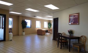 Econo Lodge Inn & Suites