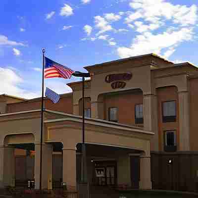 Hampton Inn Utica Hotel Exterior