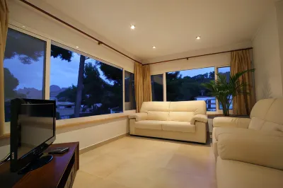 Holiday House for 8 Persons, with Swimming Pool, Near the Beach