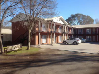 Meramie Motor Inn Hotels near Sunglass Hut Myer Albury