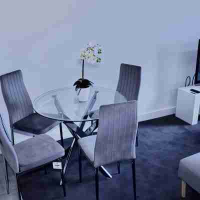 Captivating 1-bed Apartment in Nottingham Dining/Meeting Rooms