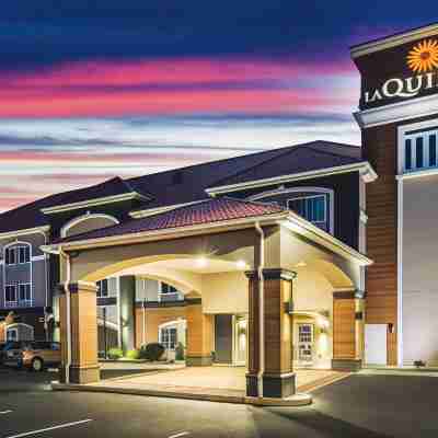 La Quinta Inn & Suites by Wyndham Chambersburg Hotel Exterior