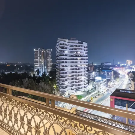 Hotel Paramount Suites & Service Apartments