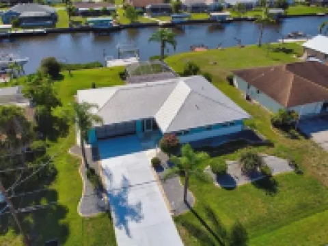 'Fully Updated and New' Waterfront Pool home with boat lift in paradise