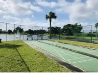 Beautiful 2/2 townhome across from world class Lake Okeechobee Bass fishing ! โรงแรมในโอกีโชบี