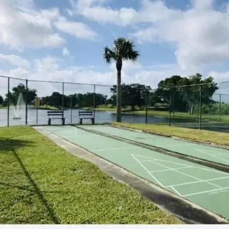 Beautiful 2/2 townhome across from world class Lake Okeechobee Bass fishing ! Отели в г. Окичоби