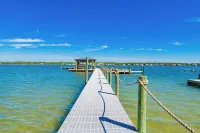 PENTHOUSE HIDEAWAY: BEACH LOVERS' ROMANTIC HAVEN - VIEWS to INFINITY!