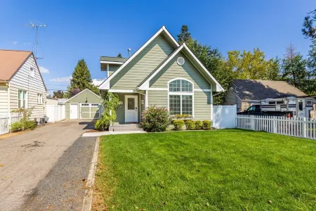 Cozy Home 1 Mile to Downtown CDA & Lake – King Beds and an EV Charger!