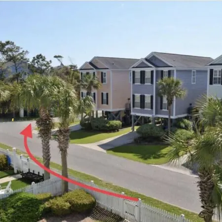 Private pool-close to beach. Walk to Surfside’s restaurant district & Pier.