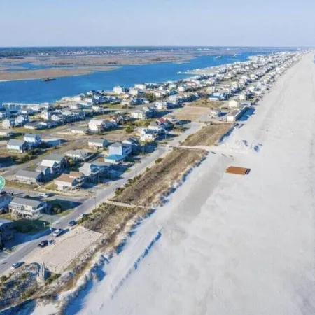 Steps to the Beach. Canal Front with New Dock. Clean, Cozy Getaway.