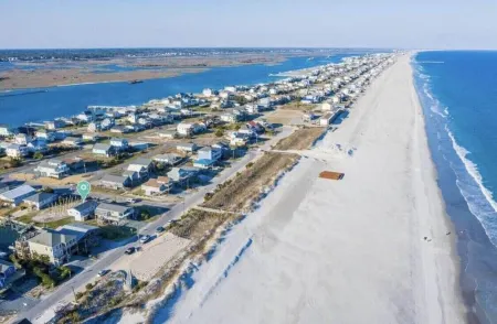 Steps to the Beach. Canal Front with New Dock. Clean, Cozy Getaway.