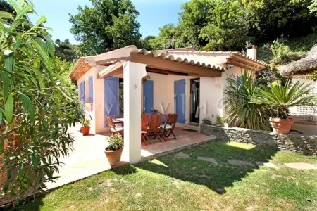 Villa in the Heart of Chestnut Groves Отели рядом с достопримечательностью «Les Roches Blanches»