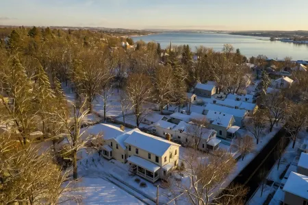 34 State "Historic Luxury Suites" Skaneateles Отели в г. Сканителс