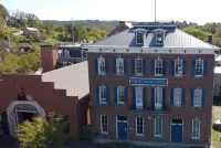 White House Hotel فنادق في Hermann