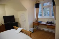 The Bell and Bottle Hotels in Мейденхед