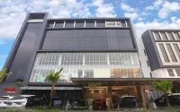 Luxury Inn Arion Hotel Hotels near Faculty of Sport Science, State University of Jakarta